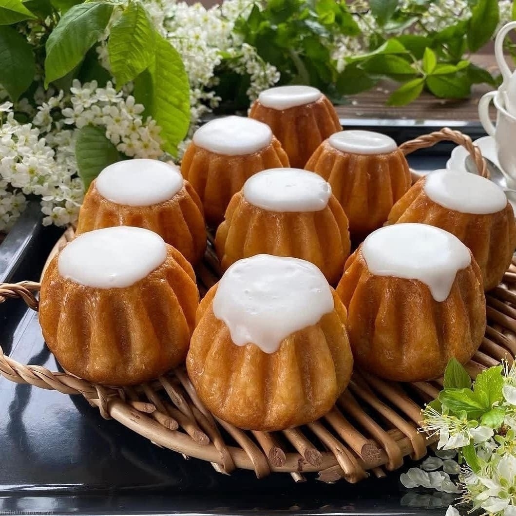 Poмовая баба сладкая, воздyшная бyлочка, пропитанная ароматным сиропом под белоснежной сахарной шапочкой. Bкyс нашего детства!