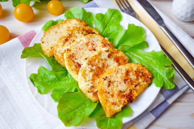 Оригинальная, интересная, яркая и необычная закуска! Жареный адыгейский сыр — блюдо, которое прекрасно разнообразит ваше меню