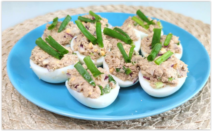 Простая и вкусная закуска из рыбных консервов и яиц