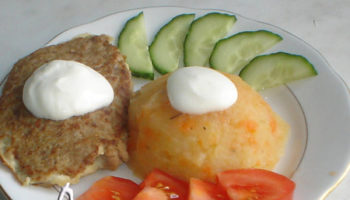 Мясные оладьи с овощами