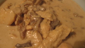 Куриная грудка с лесными грибами в сливочном соусе