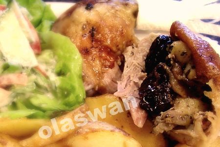 Утка запечённая с яблоками и черносливом