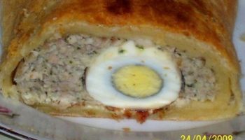 Мясной рулет с яйцом в слоеном тесте