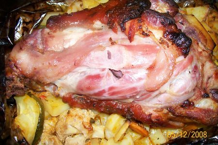 Свиная рулька, запечённая в рукаве