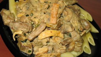 Печенка с грибами и яйцами в сливочном соусе