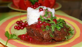 Говядина в соусе из красной смородины
