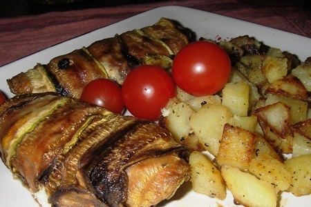 Тилапия запеченная с кабачками и соусом из айвы