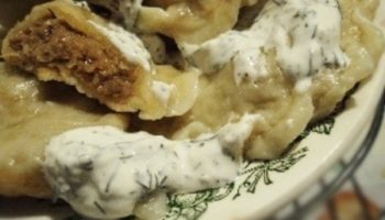 Вареники на кефире с тушеной капустой