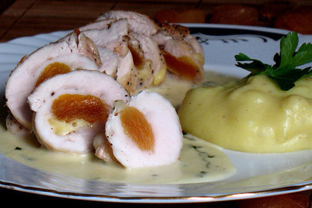 Куриные грудки, фаршированные сыром и абрикосами