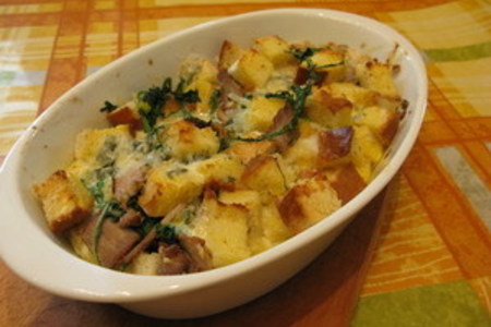 Хлебная запеканка с рукколой, ветчиной и рокфором