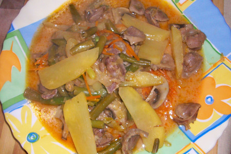 Рагу с куриными желудочками в горшочках
