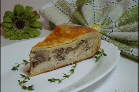 Пирог из слоеного теста с курицей, шампиньонами и опятами в сырно-сливочном соусе