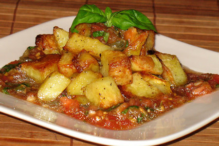 Гарнир из запечённого картофеля с маринованными помидорами(patate arrostite con pomodori marinati)