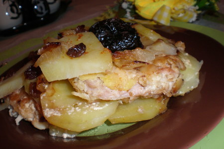 Отбивные в шубке, запеченные с картофелем, черносливом и изюмом