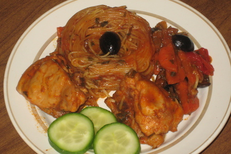 Курица, тушеная с маслинами и овощами и с добавлением гнезд