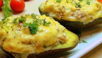 Лодочки авокадо, запеченные с курятиной
