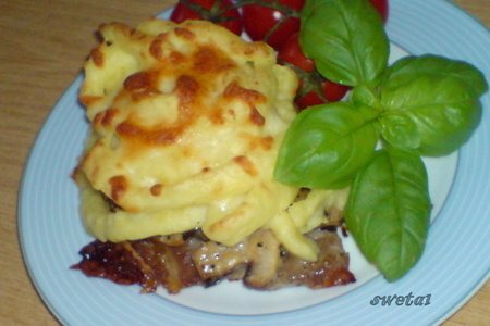 Мясо с грибами под картофельной "шапкой"
