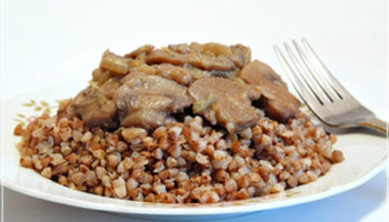Гречневая каша с грибами и луком