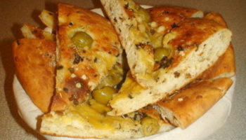Фокачча с сыром, оливками и сушенными томатами