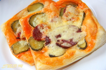 Ватрушки мясные из слоеного теста
