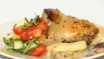 Куриные бёдра с яблоками на подушке из сельдерея