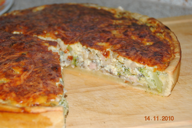 Лоранский пирог с грибами, ветчиной и брокколи