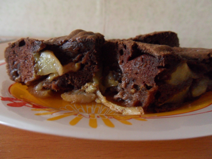 Шарлотка шоколадная с яблоком и грушей