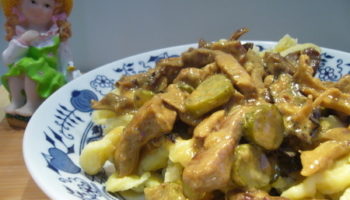 Шпетцле (spätzle) с огуречно-грибным соусом