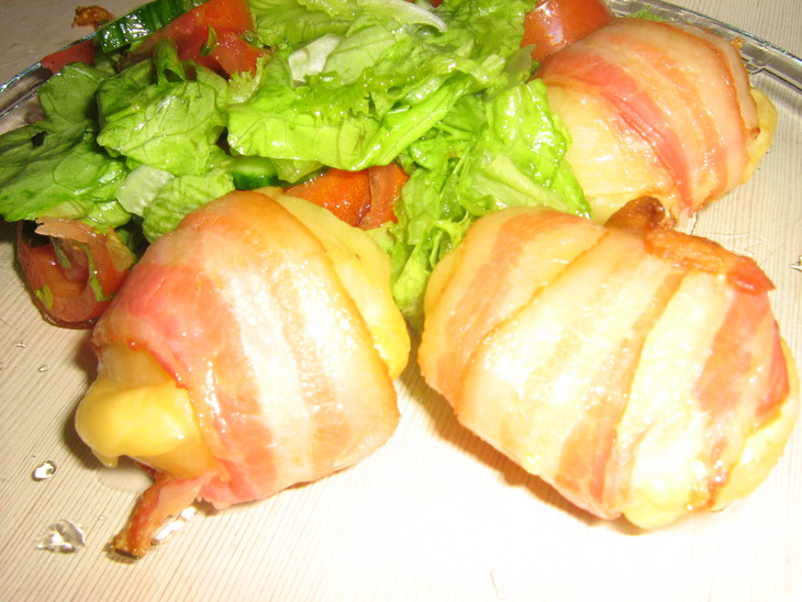 Запеченная картошка в беконе, начинённая сыром