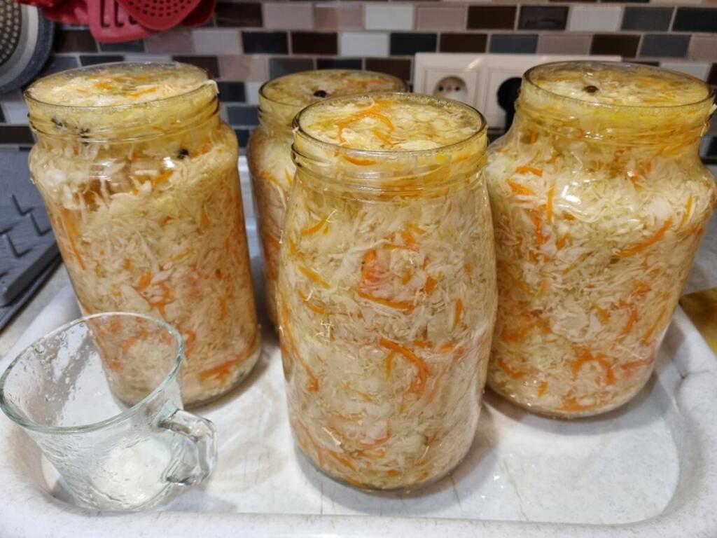 Изумительный рецепт сладкой маринованной капусты на зиму в банках