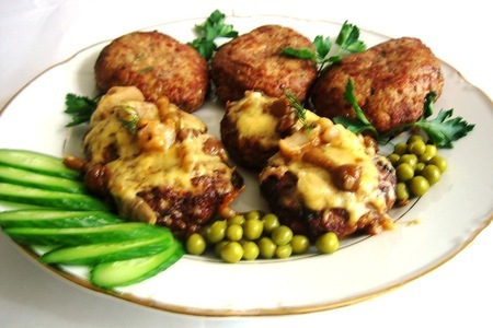 Очень вкусные котлетки с красным перцем, маринованными грибами и сыром