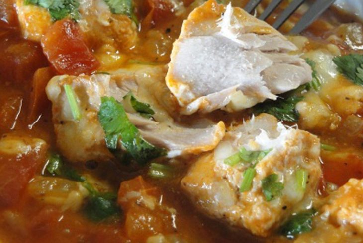 Тунец запечённый с помидорами и сыром