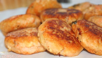 Котлеты из форели с соусом барбекю, каперсами и сыром
