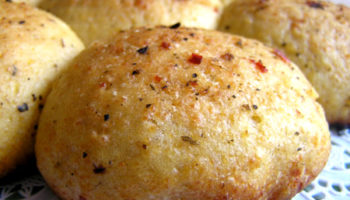 Гороховые булочки с оливковым маслом и травами