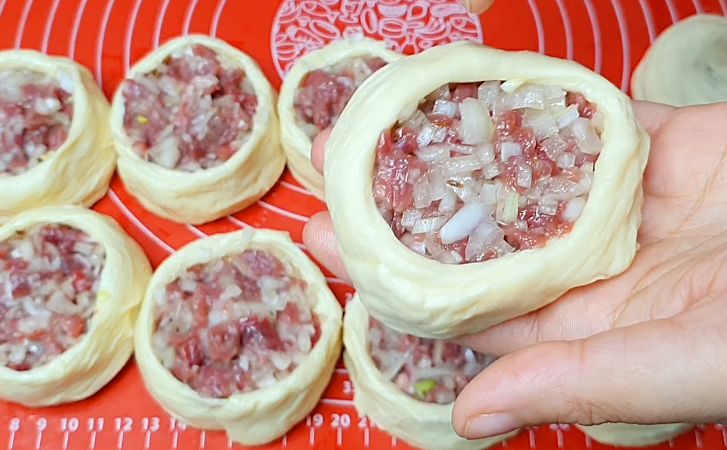 Пирожки с фаршем делаем как корзинки. Так сока будет в 2 раза больше