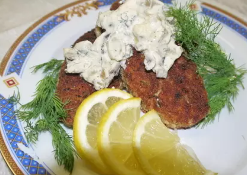 Нежные котлетки из риса и крабовых палочек под сливочным соусом