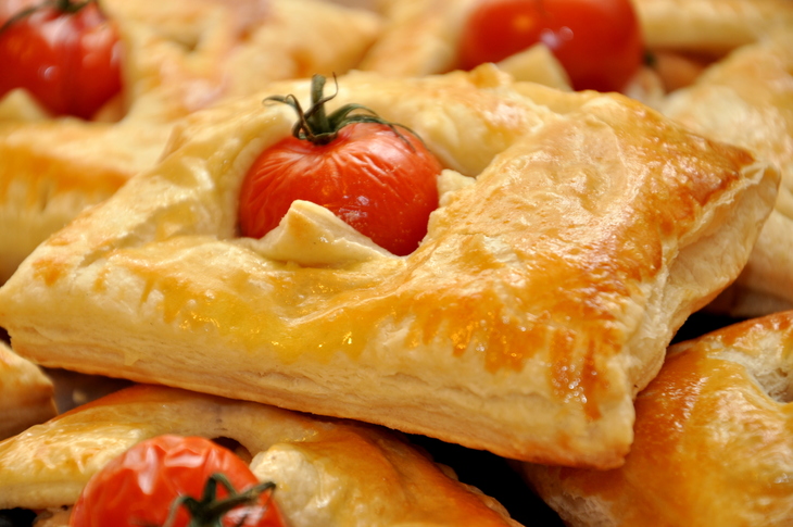 Пирожки из слоеного теста с курицей, фетой и оливками