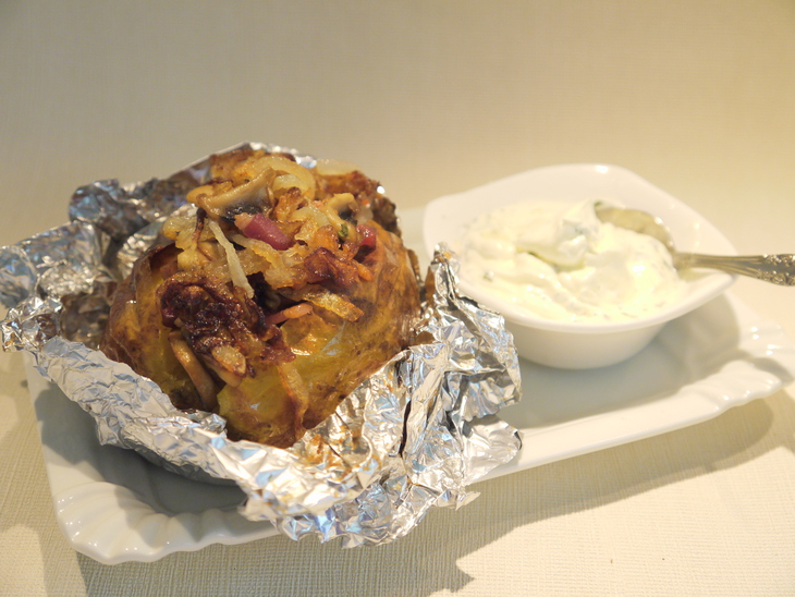 Запеченная в фольге картошка с грибами, беконом и луком