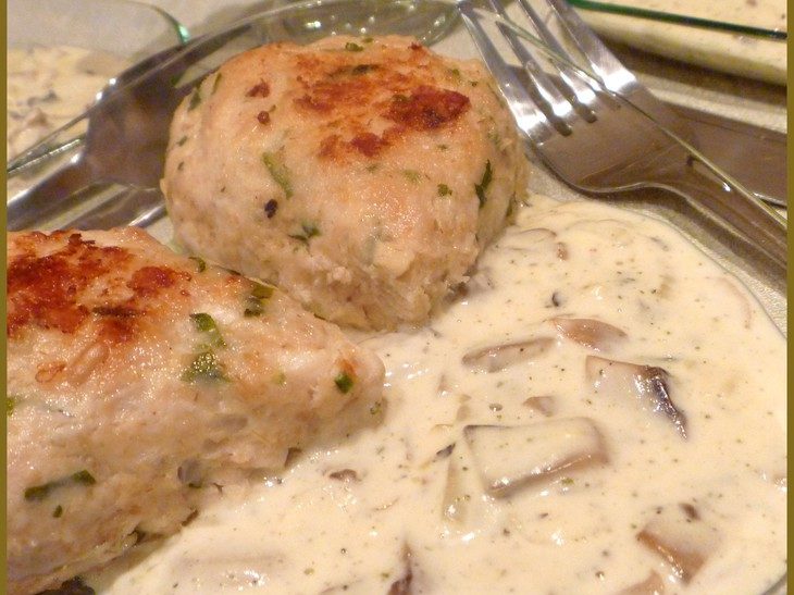 Котлеты куриные с овсяными хлопьями под сливочно-грибным соусом