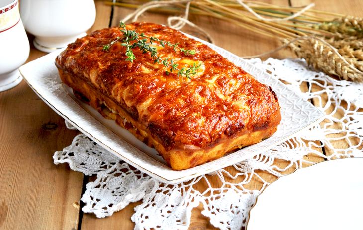 Закусочный кекс с вялеными томатами, мясным ассорти, моцареллой и тимьяном