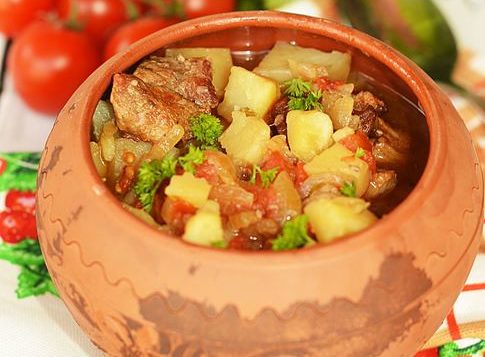 Гювеч или свинина с овощами в горшочке