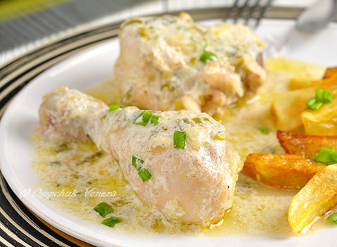 Курица с зеленым луком, сливками и вином (pollo a la crema con verdeo)
