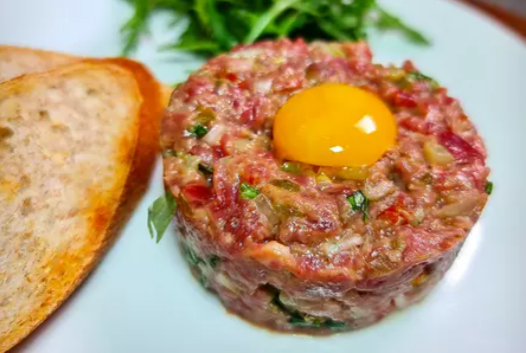 Тартар из говядины / французская закуска из сырого мяса