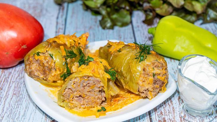 Болгарские перцы фаршированные мясным фаршем с рисом в сковороде