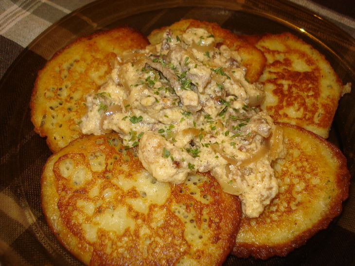 Заварные картофельные оладьи с мясным соусом "мачанка"