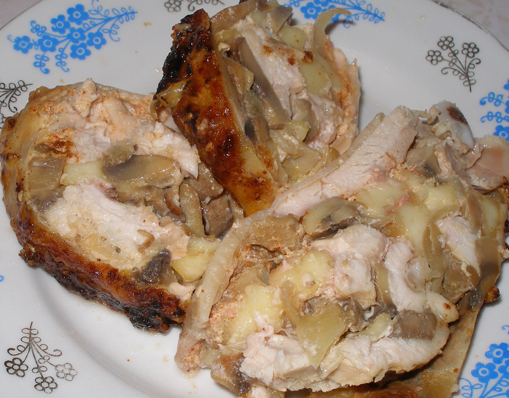 Курица фаршированная грибочками и сыром без костей