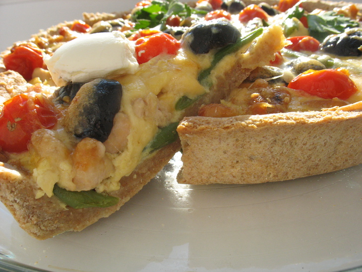 Киш с куриной грудкой, стручковой фасолью и сыром