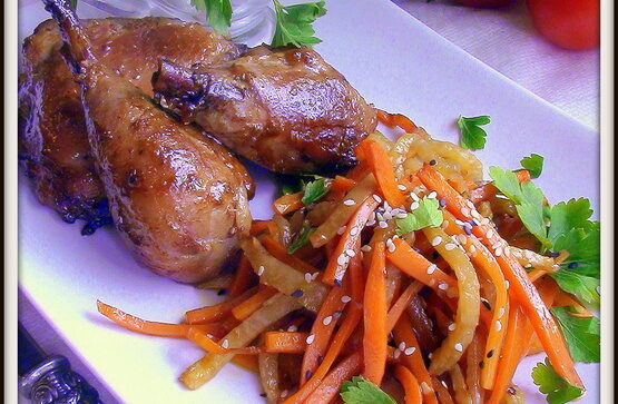 Жареная курочка в цитрусовом маринаде с овощными палочками на гарнир