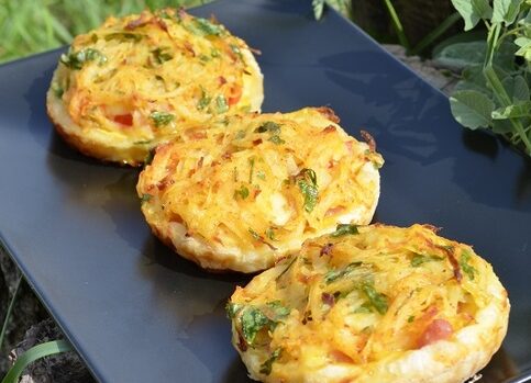 Тарталетки с ветчиной под картофельной шапочкой