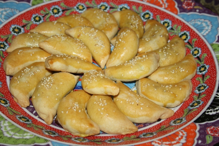 Кука бурек (алжирские буреки с пряной начинкой из курицы и лука)